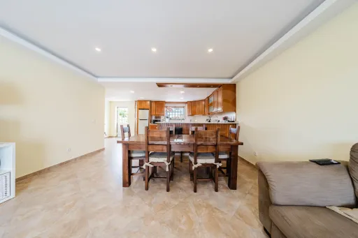 Moradia T5 com 2 Anexos em Terreno com mais de 1.400 m²