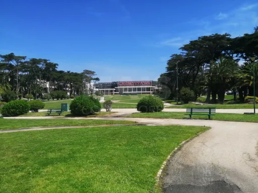Prédio em Estoril a 100 mt do Casino para remodelação total