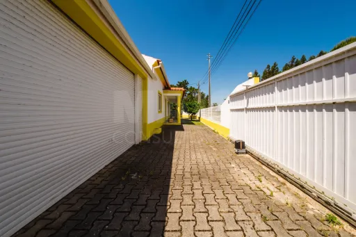 Moradia Térrea c/ piscina, árvores de fruto e garagem a 7 minutos da cidade