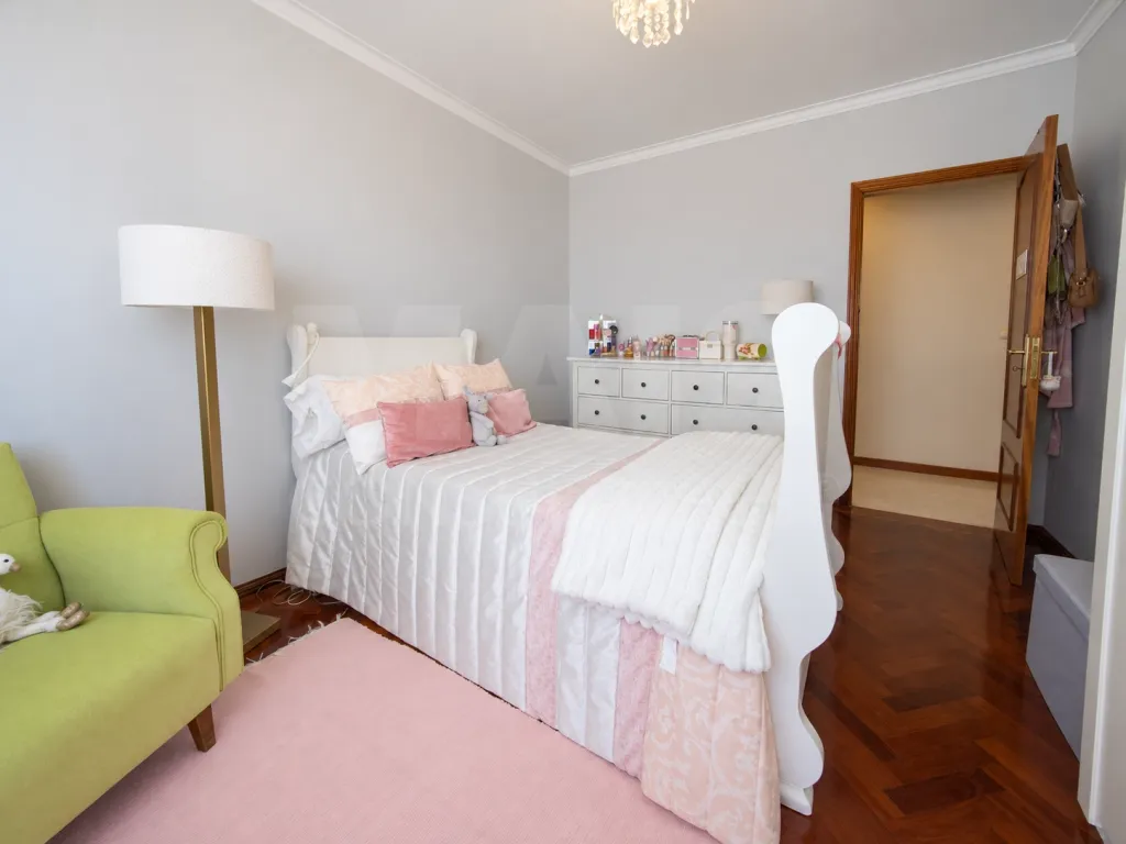 T3 no Carregado com excelentes areas com varanda e parqueamento
