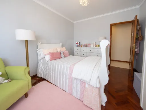 T3 no Carregado com excelentes areas com varanda e parqueamento