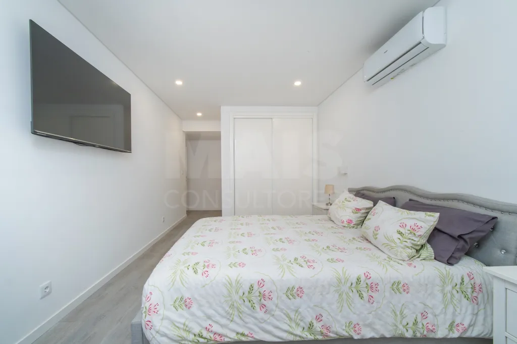 Apartamento T4 Remodelado | 210 m² | Parqueamento e Arrecadação