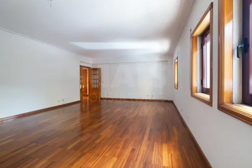 3-Bedroom Apartment in Linda-a-Velha