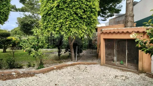 Moradia T5 de Prestígio com Vista Mar, Terreno de 2.075 m² e Detalhes Artísticos Exclusivos