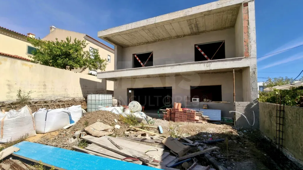 Moradia T4 c/ Suite, Jardim, Piscina & Parqueamento!