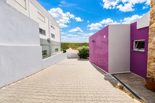 Moradia T2 com anexo T1, piscina e terreno de 1.000 m², em Torres Vedras