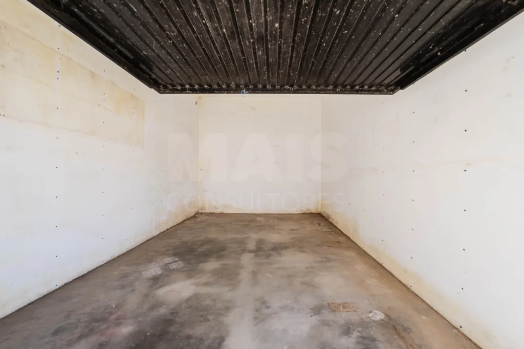 Apartamento T2 com Quintais Privativos e Garagem a 900 m da Praia de São Bernardino