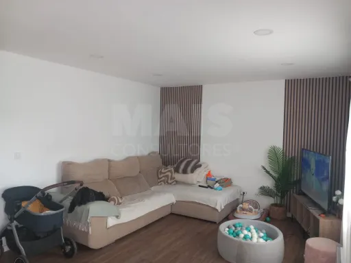 Moradia V2 com garagem e anexos em Fernão Ferro