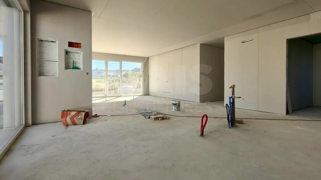 Moradia Térrea T4 com Suite Master, Piscina de Água Salgada, Garagem e Acabamentos Premium !