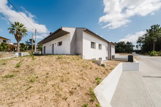 Moradia unifamiliar T3 com garagem em lote de 565m2 na Bidoeira de Cima