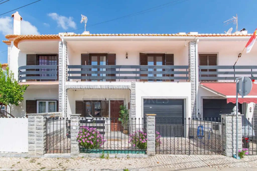 4-Bedroom House in Downtown Samora Correia