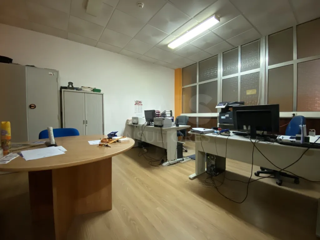 Espaço Comercial com escritórios e Armazém