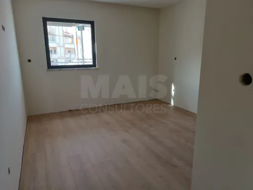 Apartamento T3 com varanda - Rinchoa - Rio de Mouro