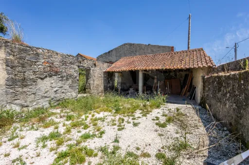 MAIS DE 300 m² DE CONSTRUÇÃO, PÁTIO PRIVADO E GRANDES ÁREAS DE APOIO | TURQUEL