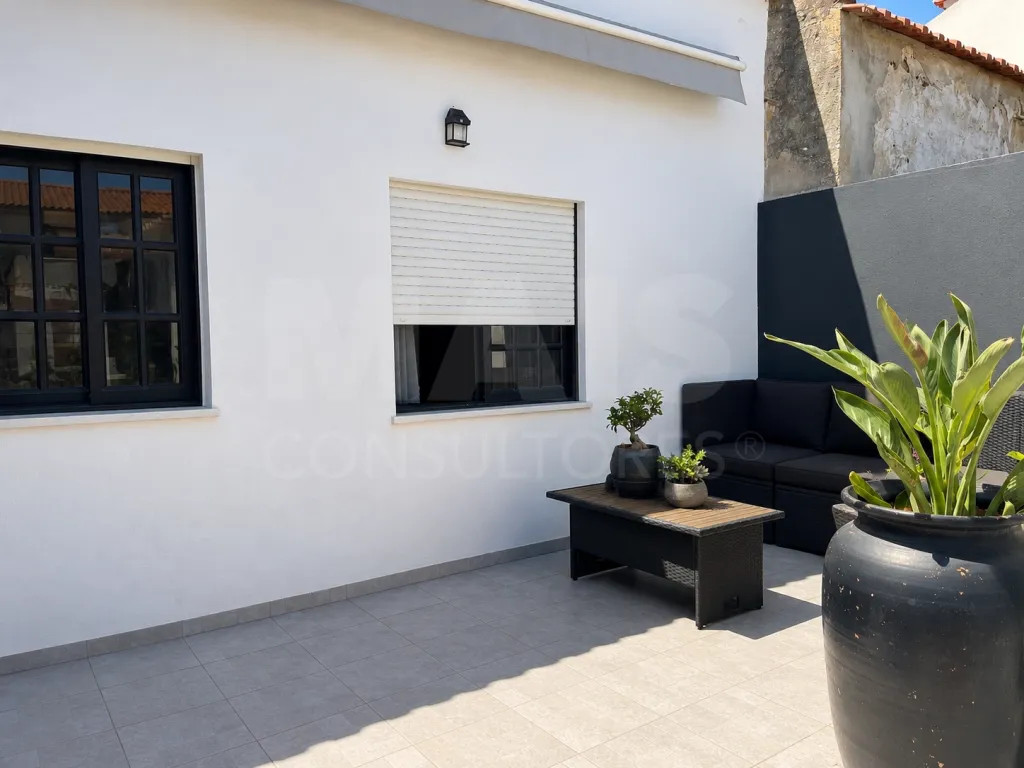 Moradia T2 com logradouro no coração de Ferrel, perto do Baleal