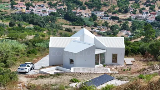 🏡 Moradia T2+1 Nova em Refugidos com Piscina– Viva com Conforto, Estilo e Tranquilidade