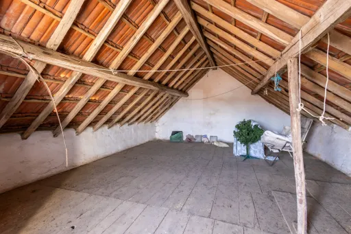 Moradia com rooftop e enorme potencial entre Caldas da Rainha e Santa Catarina