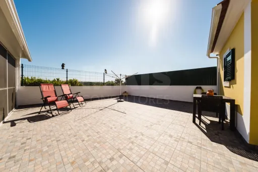 Moradia T3+1 pronta a habitar | Garagem fechada, pátio com churrasqueira e a 5 min das praias !