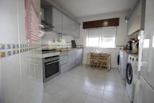 2-bedr. apartment with two fronts in Arcena, Alverca