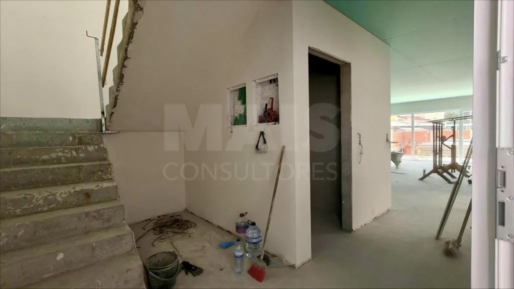 Moradia T4 c/ 1 Master Suite + 2 Suites, Jardim & Parqueamento !