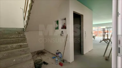 4 bedroom villa under construction w/ 1 Master Suite + 2 Suites, Garden & Parking !