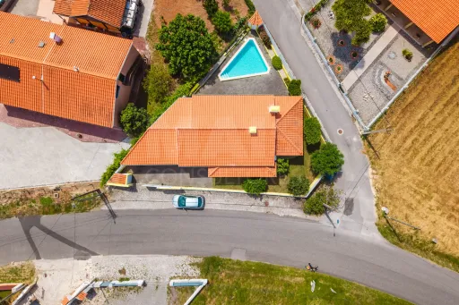 Moradia Térrea c/ piscina, árvores de fruto e garagem a 7 minutos da cidade