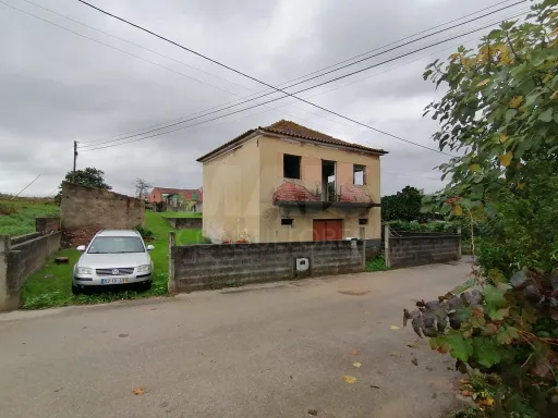 Moradia para recuperação em terreno de 1242 m2 - Mealhada