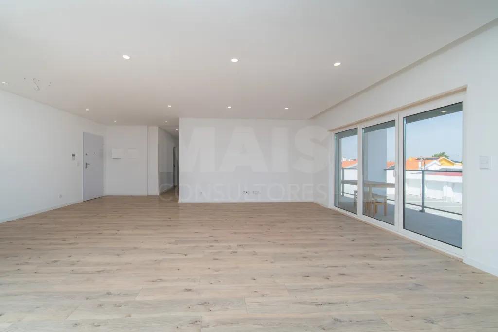 Premium, Like-New 3-Bedroom Apartment with Exceptional Balcony – Garage – Elevator – Convenient Access to Lisbon