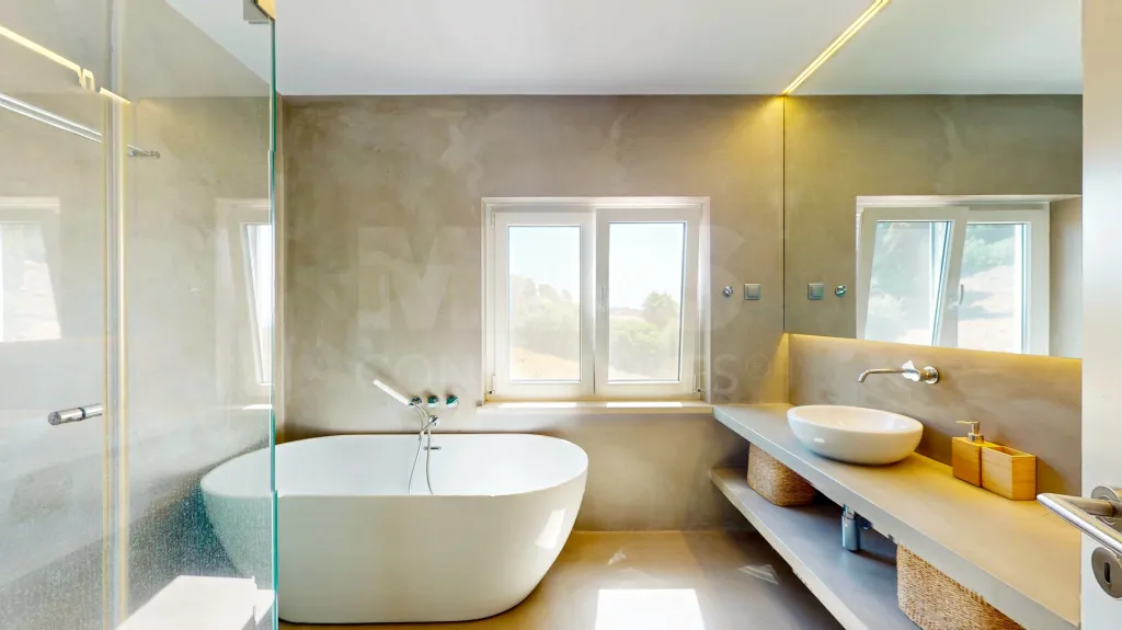 Contemporary 7-bedroom villa with sea view