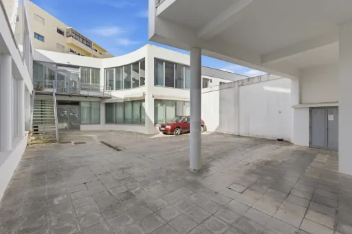 Prédio com 3 frações no centro de Peniche