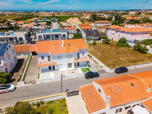 2-Bedroom Apartment with Private Backyards and Garage, 900 m from São Bernardino Beach