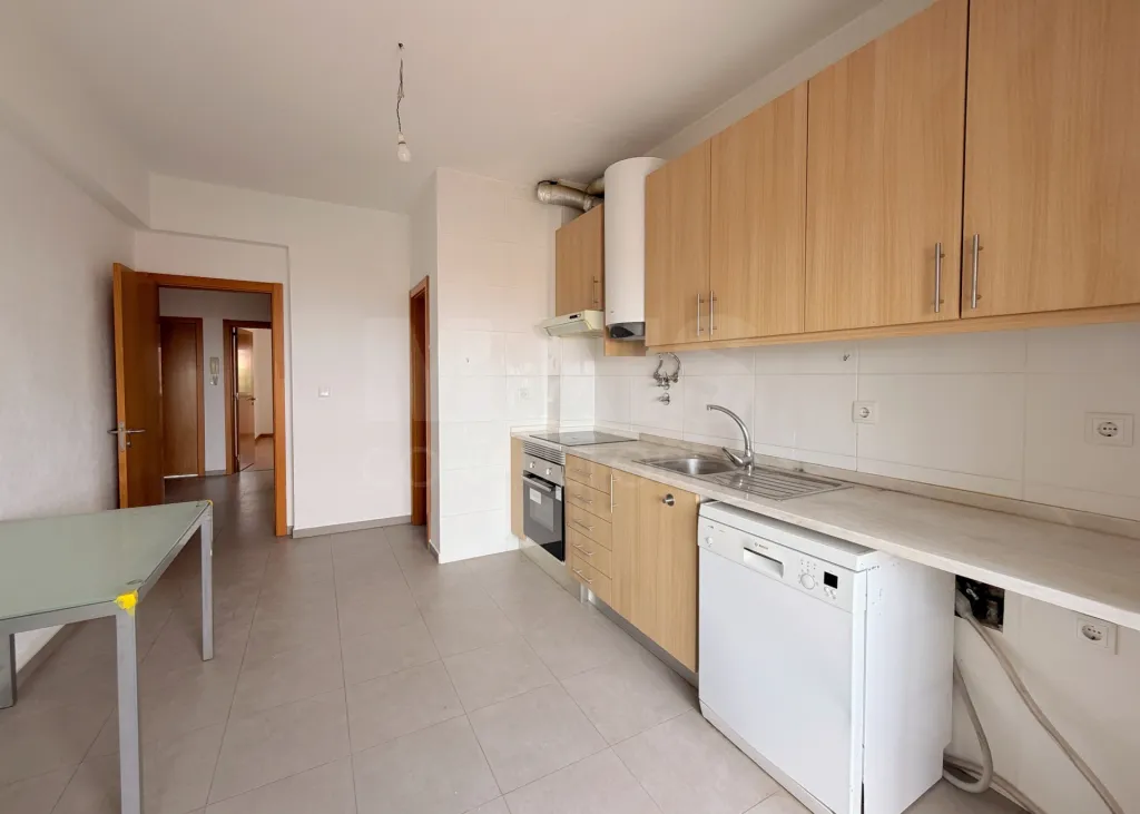 Prédio de Habitação e Comércio em Santa Iria de Azoia