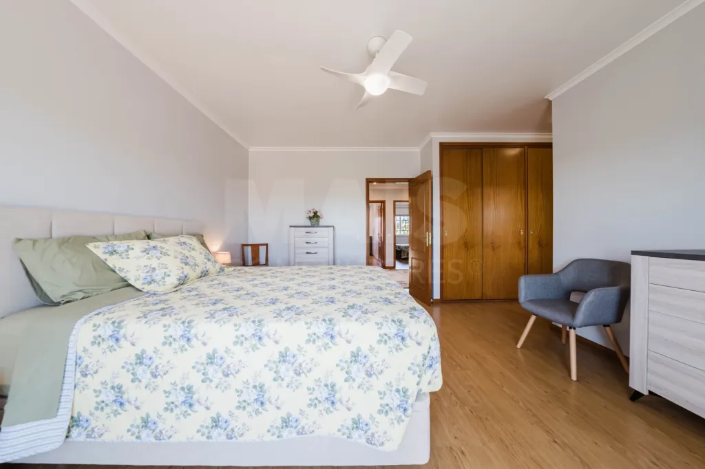 Moradia T3+1 pronta a habitar | Garagem fechada, pátio com churrasqueira e a 5 min das praias !