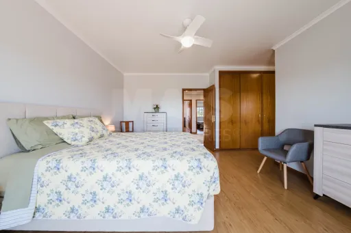 Moradia T3+1 pronta a habitar | Garagem fechada, pátio com churrasqueira e a 5 min das praias !