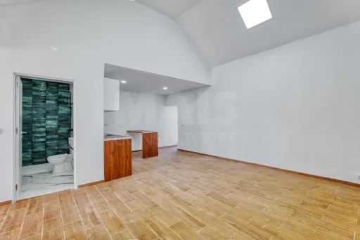 Moradia Térrea Renovada– Com dois Magníficos Espaços Exteriores