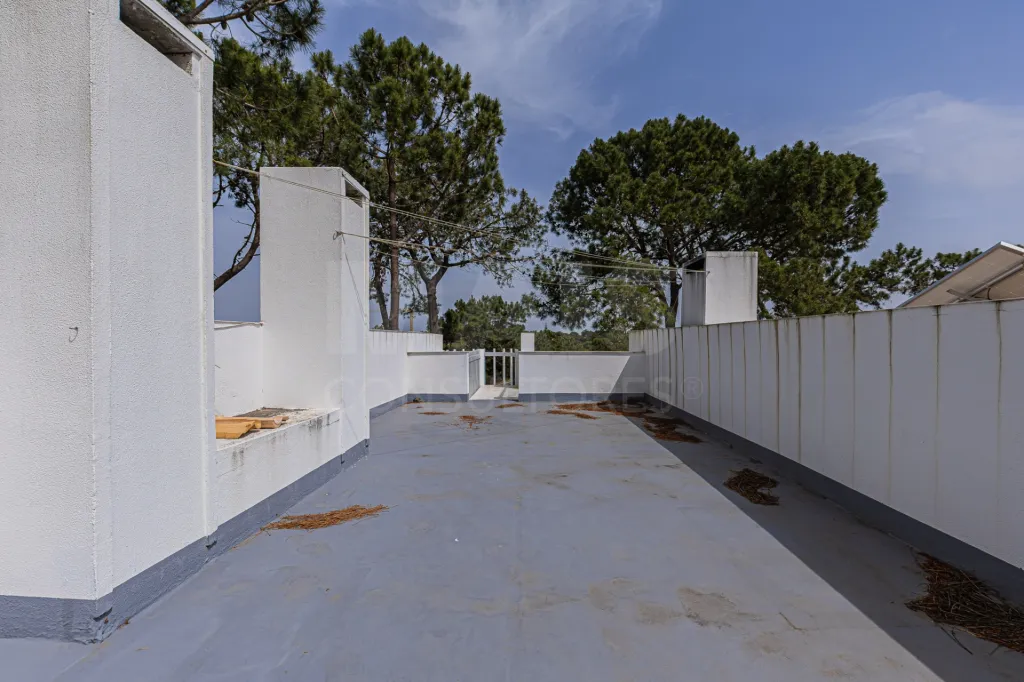 Moradia Contemporânea com terreno 700m2 em Soltroia – Próxima da Praia