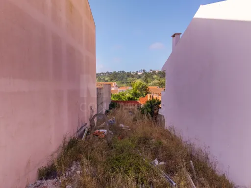 Terreno Urbano no Centro da Foz do Arelho | 240 m² | Implantação até 135 m² | Costa de Prata