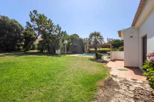 Moradia com piscina em lote de 1500m2 na Praia d'el Rey