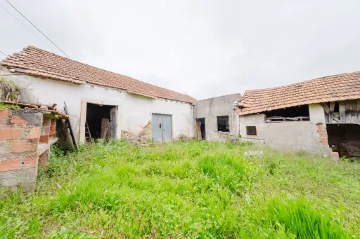 2 Moradias p/a recuperar em terreno plano c/ 4.603m2