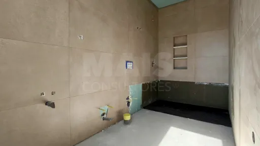 Moradia Térrea T4 com Suite Master, Piscina de Água Salgada, Garagem e Acabamentos Premium !