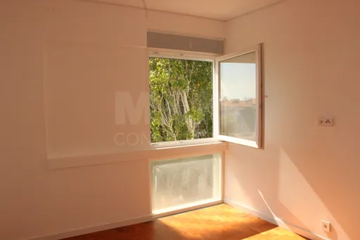 T3 remodelado na Parede: bairro tranquilo, a 10 minutos a pé da praia