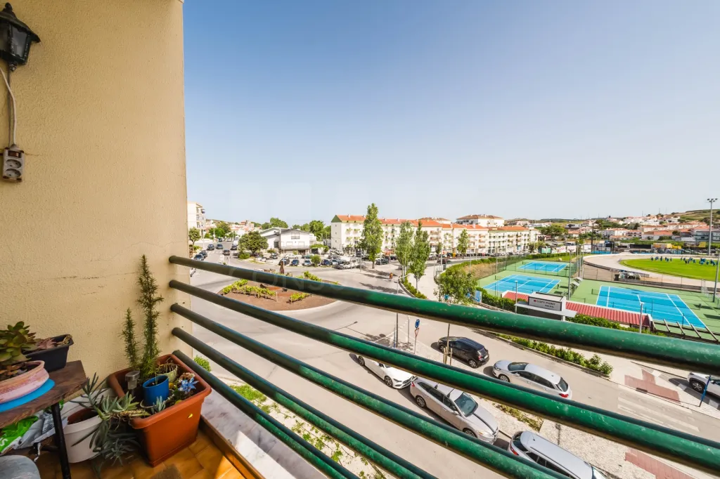 Spacious 3-Bedroom Apartment in Downtown Lourinhã with a Balcony and Terraces