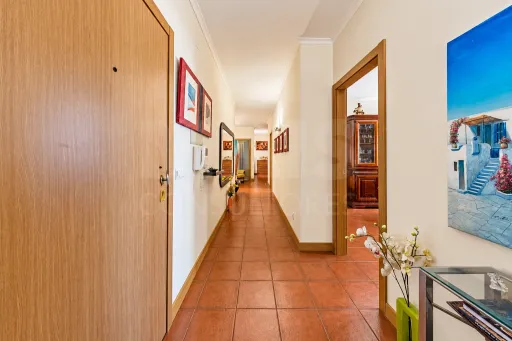 Apartamento T3 com elevador e lugar de garagem.