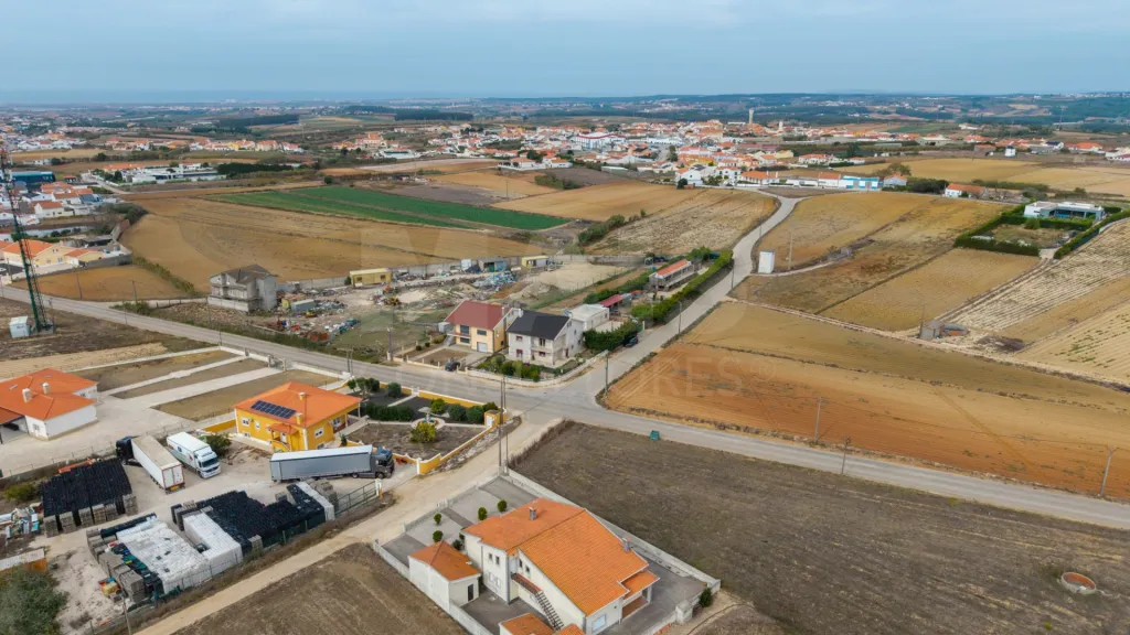 Moradia T5 com piscina e garagem em terreno de 2.000m2 na Bufarda