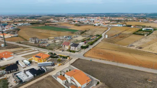Moradia T5 com piscina e garagem em terreno de 2.000m2 na Bufarda