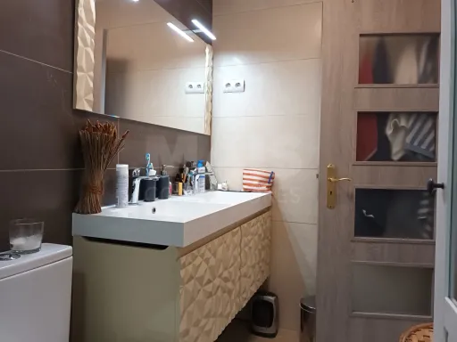 Apartamento T1+1(e loja) na Castanheira do Ribatejo.