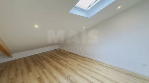 Apartamento T4 Totalmente Remodelado | Centro da Lourinhã | Espaço, Elegância e Conforto