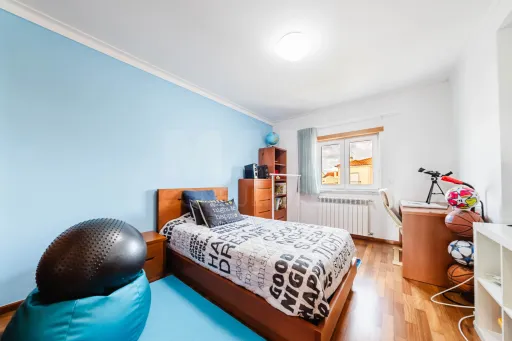 Moradia exclusiva com piscina aquecida, suite, garagem e jardim deslumbrante