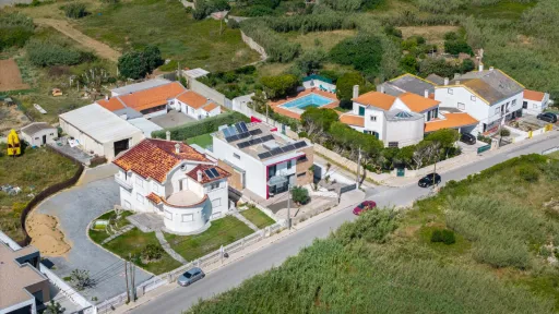 Deslumbrante Moradia T5 com Vista Mar, Piscina Privada e Excelente Exposição Solar