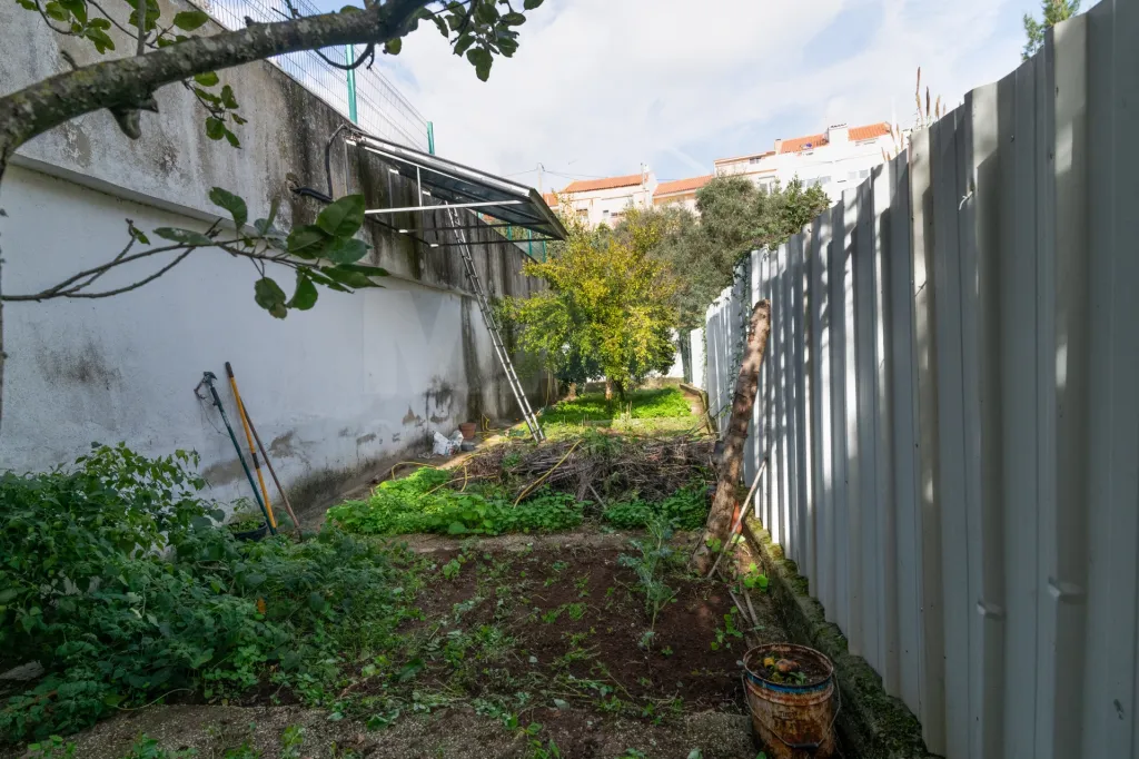 Dois Lotes de Terreno Urbanos em Famões